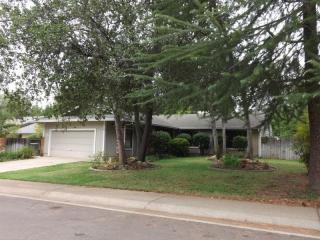 860 Oakmont Dr, Redding, CA 96003-9026