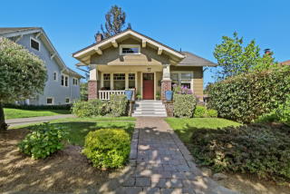 2439 2nd Ave, Seattle WA  98121-1424 exterior
