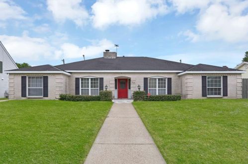 403 Pebblebrook Dr, Taylor Lake Village TX  77586-6012 exterior