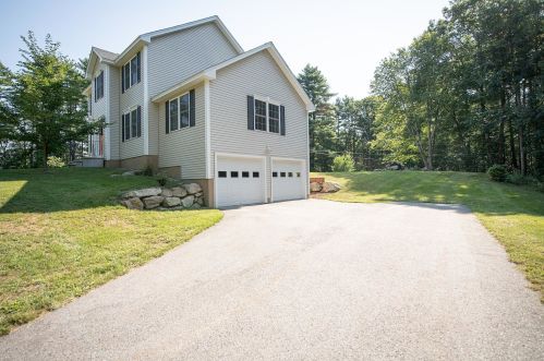 93 Rockingham Rd, Auburn, NH 03032-3960