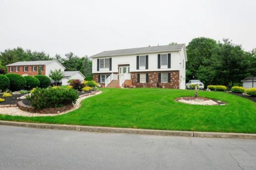 4 Briarwood Ct, Jackson Twp, NJ 08527-1756