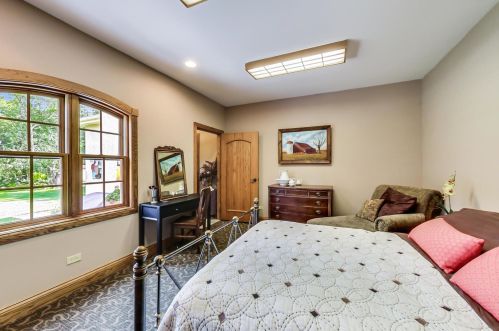 8901 Maple Ave, Willowbrook IL 60527-6469 exterior