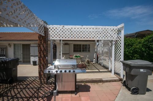 16273 Rancho Escondido Dr, Riverside CA  92506-5814 exterior