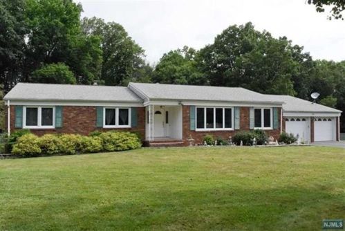 16 Barbara St, Parsippany, NJ 07054-2903