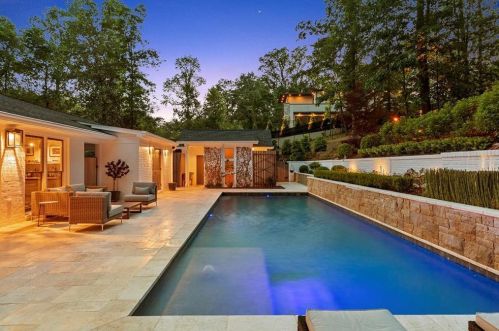 1100 Kingston Dr, Atlanta GA  30342-2122 exterior