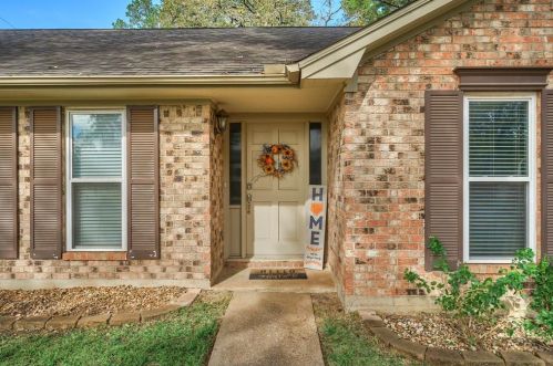 422 Oakhill Dr, Conroe, TX 77304-1906