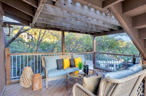 7037 Comanche Trl, Austin TX  78732-1006 exterior