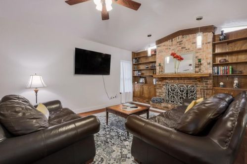 2624 Barton Hills Dr, Austin TX  78704-4508 exterior
