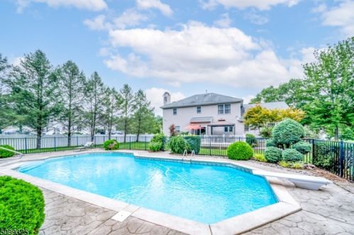 8 Hemlock Dr, Mount Olive, NJ 07828-1032