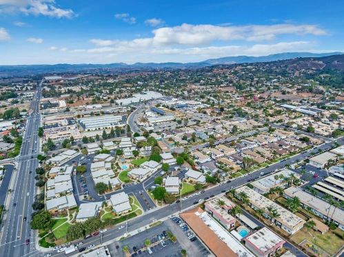 1211 Mariposa Ct, Vista CA  92084-3445 exterior