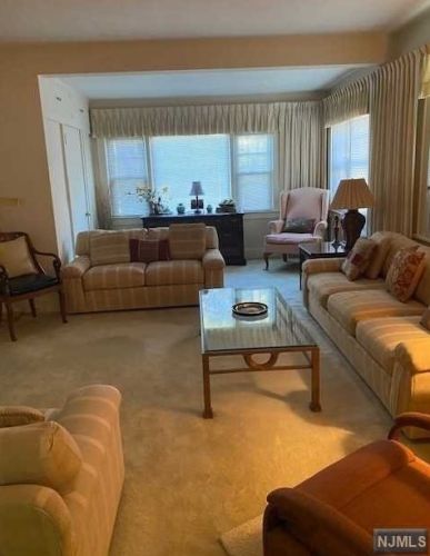 60 Walter Ave, Hasbrouck Heights, NJ 07604-1122