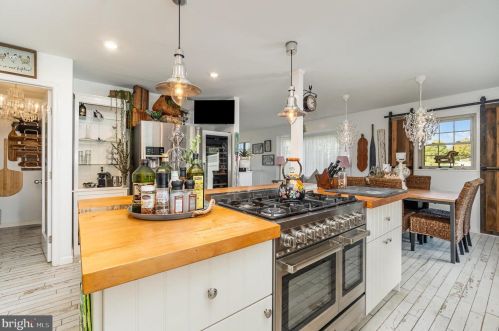 691 Royal View Dr, Lancaster PA  17601-2874 exterior