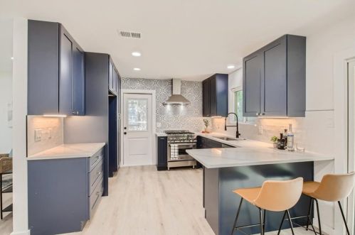 1704 Fair Oaks Dr, Austin TX  78745-2810 exterior