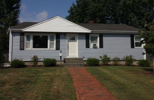 9 Wood Rd, Middletown, RI 02842-6220
