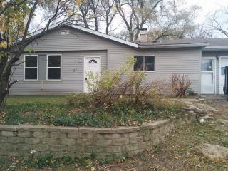 31 Hickory Dr, Carpentersville, IL 60110-1646