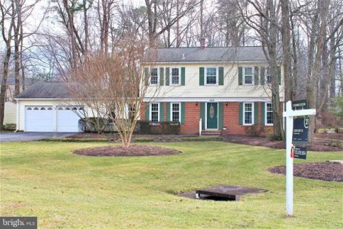 2305 Rosedown Dr, Herndon VA  20191-1618 exterior