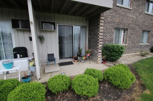 824 Winesap Ct, Wheeling IL  11203-2370 exterior