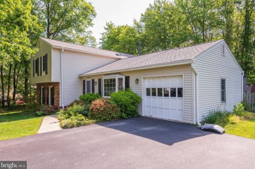 2333 Rosedown Dr, Herndon VA  20191-1631 exterior