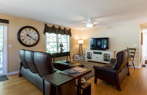 38 Glasgow Cir, Hudson NH  03051-3759 exterior
