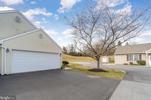 79 Hagarman Dr, York, PA 17408-4552