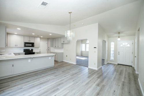 1405 Aptos Dr, Turlock, CA 95382-8527