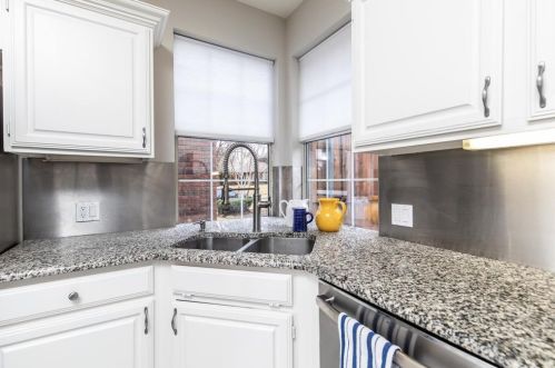 2124 Larkspur Dr, Carrollton TX 75010-4040 exterior