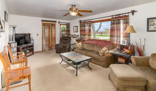 217 Maplewood Dr, Sycamore, IL 60178-1237