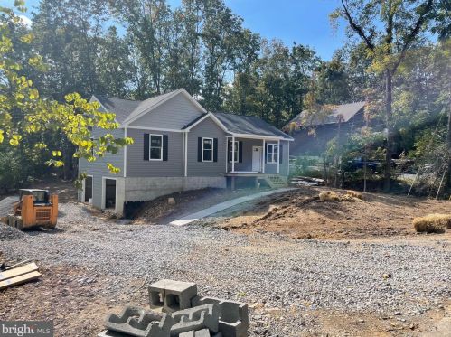 305 Lakeview Dr, Cross Junction, VA 22625-2497