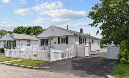 77 King Philip St, Providence, RI 02909-5718