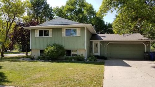 2739 Walnut Cir, Moorhead, MN 56560-3271