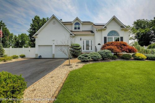 15 Gregory St, Hazlet, NJ 07730-4003