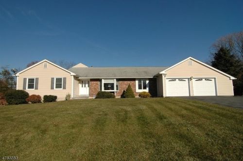 68 Countryside Rd, Columbia, NJ 07832-2414