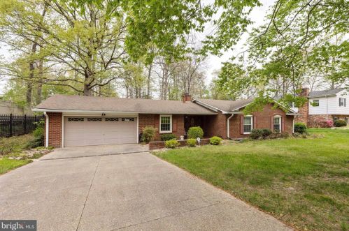 18419 Cabin Rd, Triangle, VA 22172-1409