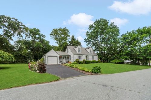 17 Hutchins Ct, Warwick, RI 02818-4027