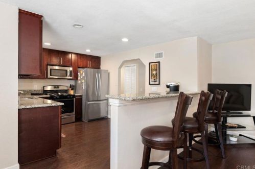 1786 Knapp Dr, Vista, CA 92083-1977