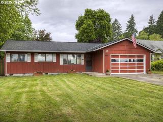 460 Edwards Dr, Dundee, OR 97115-9695