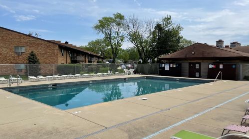 802 Old Willow Rd, Wheeling IL  60070-2147 exterior