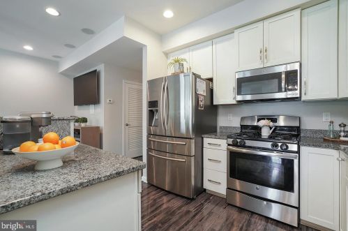 26 Sundance Dr, Trenton NJ  08619-3967 exterior