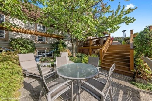 6755 Fieldstone Dr, Willowbrook IL  60527-5294 exterior