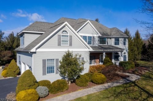 2 Surrey Ct, Lebanon, NJ 08833-3255