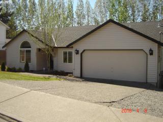 1861 Pleasant View Dr, Damascus, OR 97080