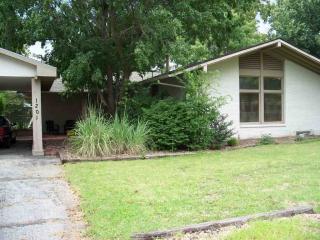 1201 Farmstead St, Wichita, KS 67208-2628