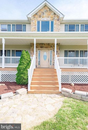236 Stayman Dr, Falling Waters, WV 25419-4216