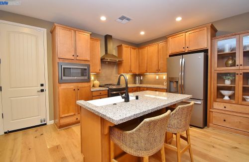 1823 Barcelona St, Livermore, CA 94550-6405