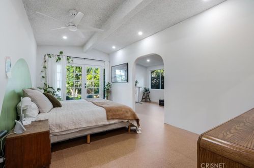 8010 Crosnoe Ave, Van Nuys CA  91402-5529 exterior
