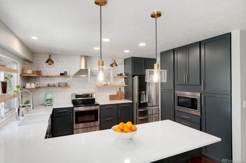 6081 Mineral Dr, Englewood CO 80112-3306 exterior