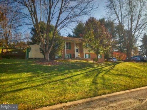 10 Farmington Dr, York, PA 17407-1205