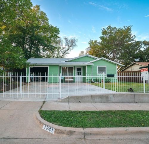 7241 Van Natta Ln, Fort Worth, TX 76112-5833