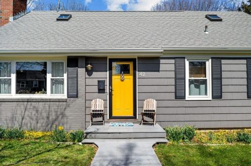 42 Bateman Ave, Middletown, RI 02840-4332