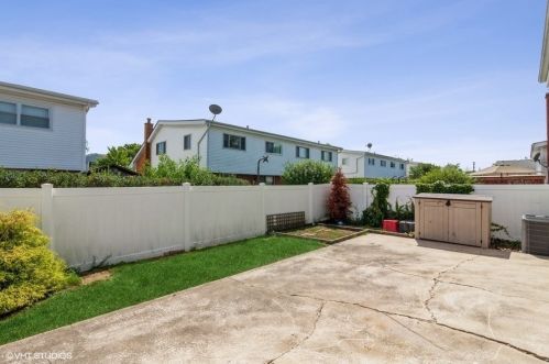 7137 Niles Ave, Niles IL  60714-2121 exterior